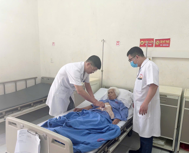 Thăm khám cho bệnh nhân sau phẫu thuật - Ảnh BVCC hau-mon-dai-trang-1.jpg