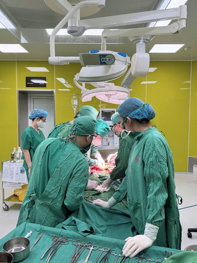 Ca phẫu thuật cho bệnh nhân - Ảnh BVCC hau-mon-dai-trang-2.jpg
