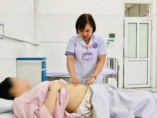 Thăm khám cho bệnh nhân sau phẫu thuật - Ảnh BVCC 505936455-1352294049909440-9173408216874753685-n.jpg