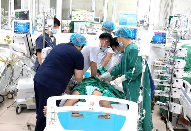 Các bác sĩ thực hiện ép tim cho bệnh nhân. ep-tim-2.jpg