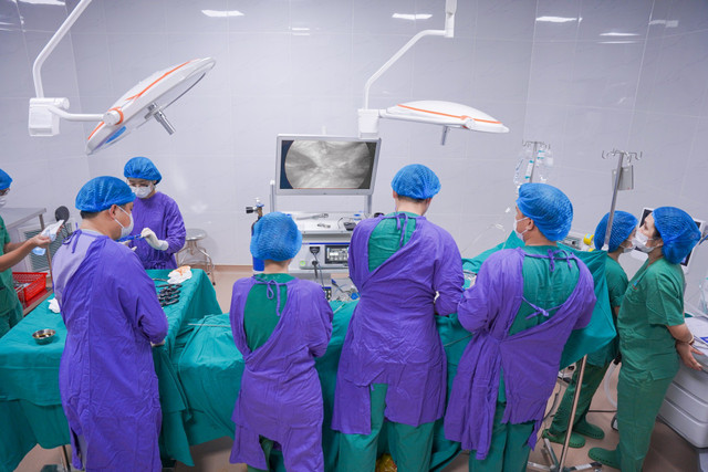 Nội soi lồng ngực trị máu đông màng phổi cho chàng trai trẻ - Ảnh BVCC mang-phoi-3.jpg