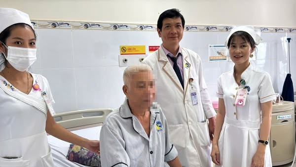 Thăm khám cho bệnh nhân sau phẫu thuật - Ảnh BVCC ut-dat.jpg