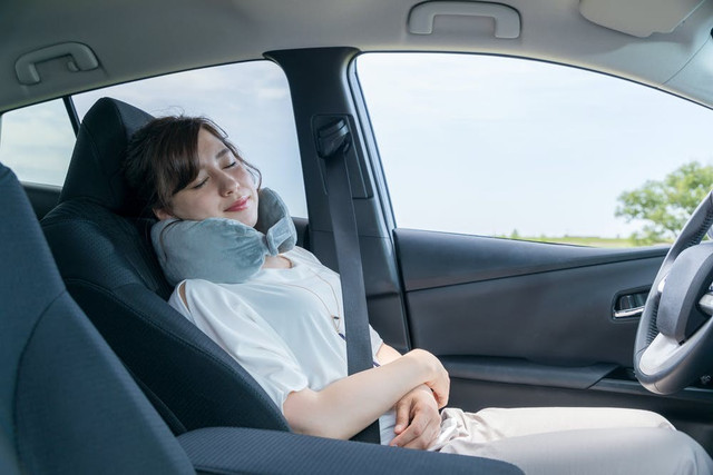 Khi ngồi, ngủ trong ô tô cần chọn nơi thoáng khí, mở hé cửa... - Ảnh minh họa ngu-tren-xe-o-to-3-1629959387.jpg