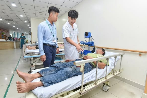 Phối hợp công tác xã hội và bác sĩ kịp thời cứu sống bệnh nhân - Ảnh BVCC dot-quy.jpg