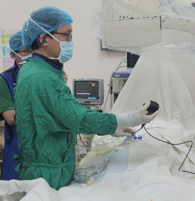 Ê-kíp thực hiện tán sỏi túi mật qua da - Ảnh BVCC soi-tui-mat.jpg