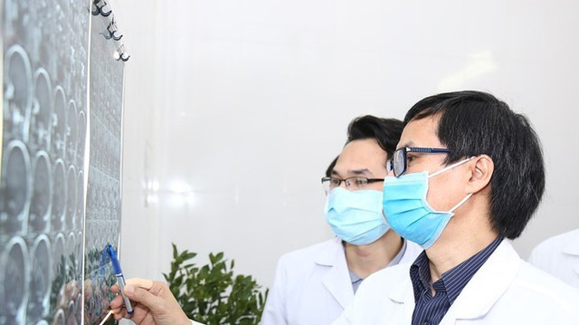 PGS.TS. Đồng Văn Hệ, Chủ tịch Hội phẫu thuật thần kinh Asean, Giám đốc Trung tâm Phẫu thuật Thần kinh, Bệnh viện Hữu nghị Việt Đức xem phim chụp X-quang của bệnh nhân. Ảnh: BVCC 8da35c9c-17ae-47bc-8310-b9cbe8c4826d.jpg
