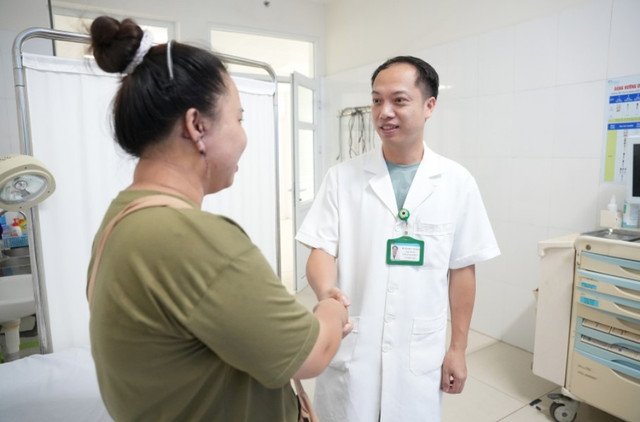 Bác sĩ trò chuyện cùng bệnh nhân trước khi xuất viện - Ảnh BVCC u-tai-4.jpg