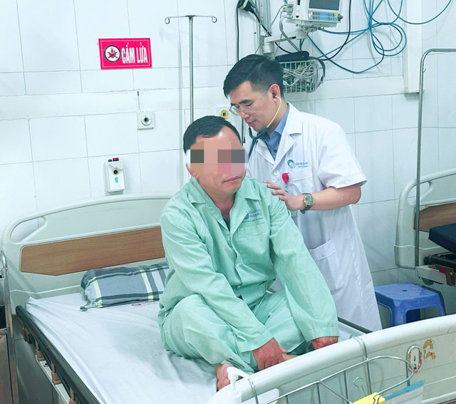 Ths.BS Đinh Danh Trình, Trưởng khoa Tim mạch khám lại cho bệnh nhân - Ảnh BVCC nhoi-mau-st.jpg