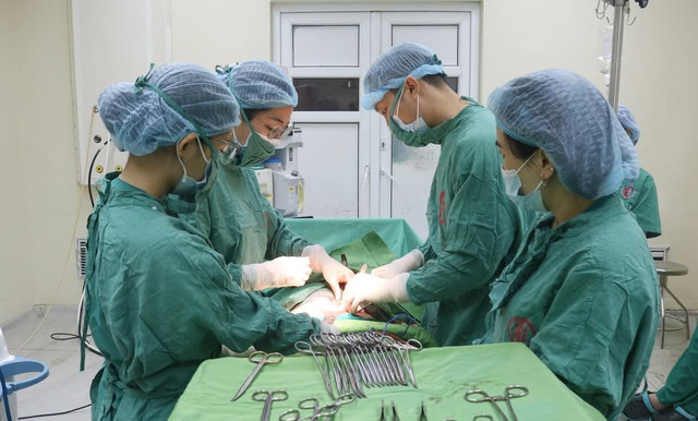 Ca phẫu thuật u nang buồng trứng kích thước lớn cho cụ bà 98 tuổi - Ảnh BVCC u-nang-khung.jpg