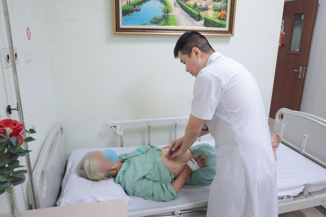 Bác sĩ thăm khám cho cụ bà 90 tuổi bị viêm túi mật cấp - Ảnh BVCC 100638f8-8652-4291-9a3b-be51ad7a6b45.jpg