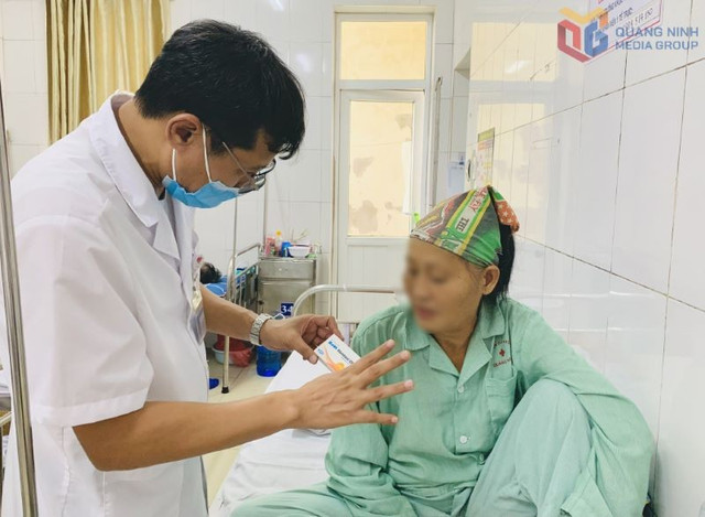 BS.CKII Lương Xuân Kiên, Trưởng khoa Bệnh nhiệt đới (Bệnh viện Đa khoa tỉnh) tư vấn cho bệnh nhân sử dụng thuốc điều trị sán dây - Ảnh BVCC san-1.jpg