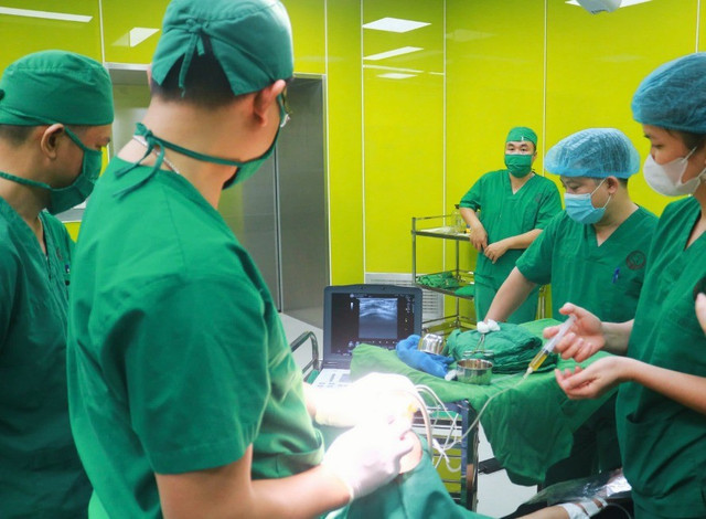 Gây mê thực hiện phá đông khớp vai - Ảnh BVCC dong-cung-khop-2.jpg