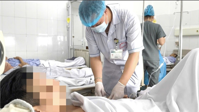 Thăm khám cho bệnh nhân sau phẫu thuật - Ảnh BVCC xuong-ca-3.jpg