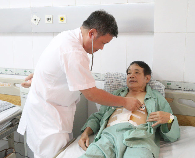 Hình ảnh BSNT Dương Xuân Phương kiểm tra sức khỏe cho người bệnh - Ảnh BVCC chu-bung-3.jpg