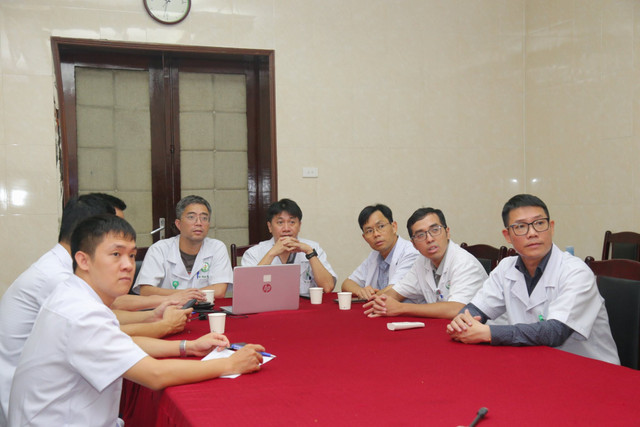 Các bác sĩ Bệnh viện Việt Đức kết nối hội chẩn từ xa cấp cứu bệnh nhân - Ảnh BVCC sat-lo.jpg