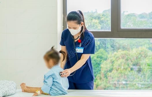 Thăm khám cho trẻ bị uống nhầm dầu đèn thờ - Ảnh BVCC uong-nham-den-dau-2162.jpg