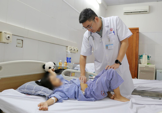Bác sĩ khám lại vết mổ cho bệnh nhi trước khi xuất viện sau 5 ngày điều trị - Ảnh BVCC u-quai-buong-trung-6t.jpg