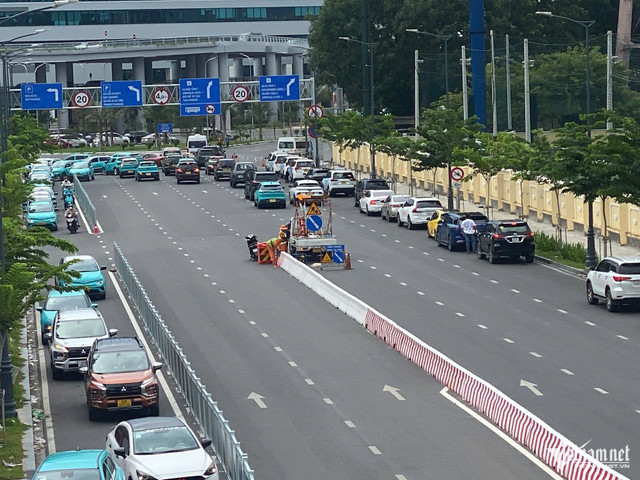 Hiện trạng đoạn đường 6 làn xe trước cổng vào ga T3 sân bay Tân Sơn Nhất hiện nay. Ảnh: Tuấn Kiệt. canh-tuong-3.jpg