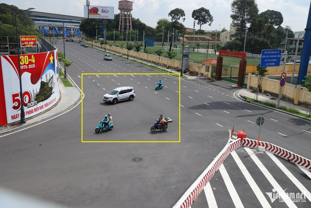 Hồi tháng 5/2025, khu vực cổng vào ga T3 sân bay Tân Sơn Nhất rất lộn xộn. Xe máy và ô tô vi phạm lỗi rẽ trái nơi có biển cấm. Ảnh: Tuấn Kiệt. canh-tuong-2.jpg
