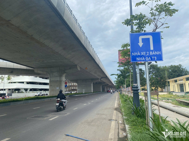 Phía dưới cầu vượt, Sở Xây dựng TPHCM cho thu hồi dải phân cách, mở lối để xe máy quay đầu, dễ tiếp cận nhà giữ xe ga T3. Ảnh: Tuấn Kiệt. canh-tuong-6.jpg