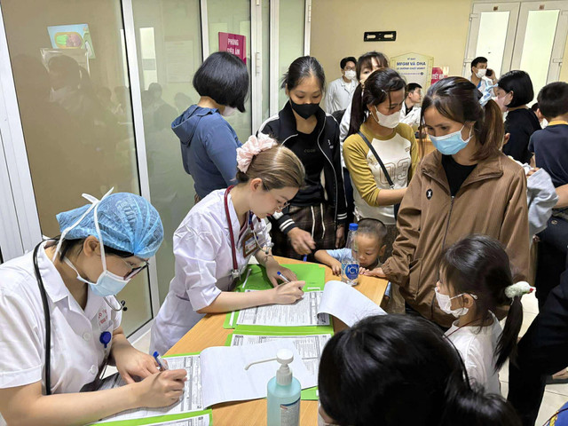 Rất đông các trẻ từ khắp nơi về khám - Ảnh BVCC va-lanh-6.jpg