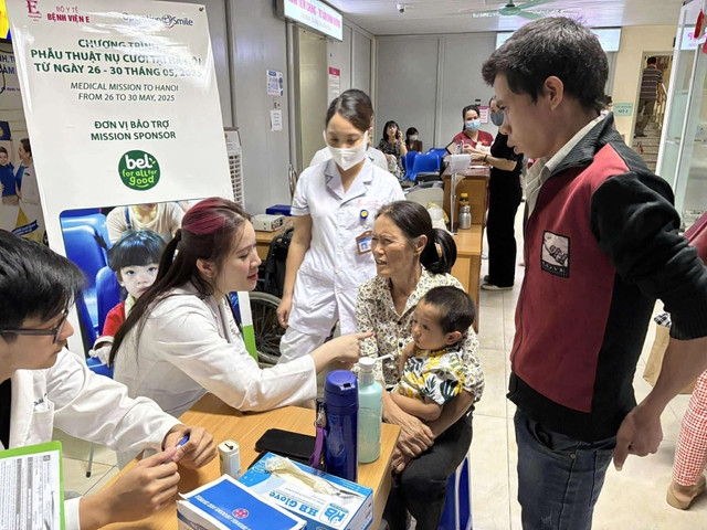 TS.BS Nguyễn Hồng Nhung thăm khám cho bệnh nhi - Ảnh bVCC va-lanh-5.jpg