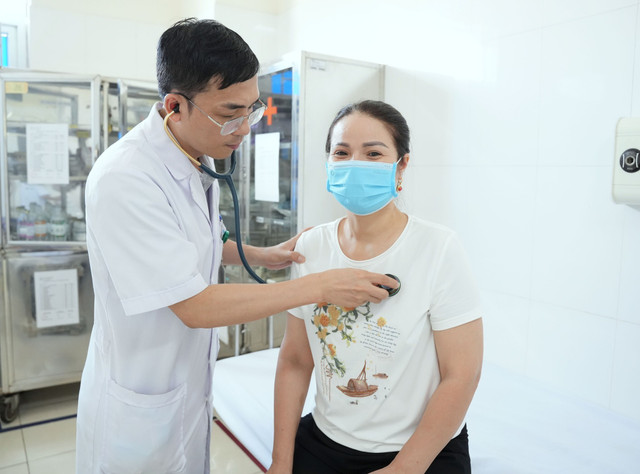 BSCKI Mai Tuấn Hưng, Phó Trưởng khoa Ung bướu 2, Bệnh viện Bãi Cháy thăm khám sức khỏe định kỳ cho bệnh nhân trong quá trình sử dụng thuốc miễn dịch - Ảnh BVCC dcih-phoi-1.jpg