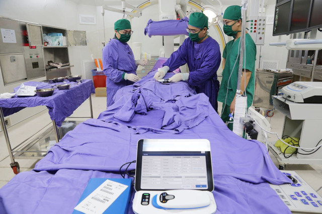 Kíp bác sĩ khoa Phẫu thuật và Can thiệp Tim mạch thực hiện thay máy CRT cho bệnh nhân A. co-tim1.jpg