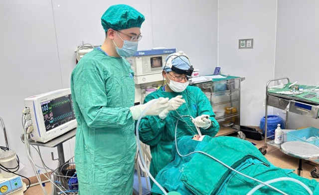 Ê-kíp thực hiện xử lý gắp dị vật cho bệnh nhi - Ảnh BVCC cho-luon.jpg