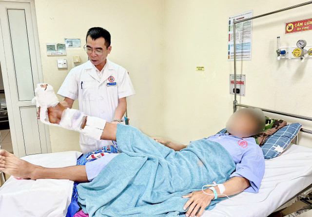 Thăm khám lại chân cho bệnh nhân sau phẫu thuật - Ảnh BVCC cang-chan.jpg