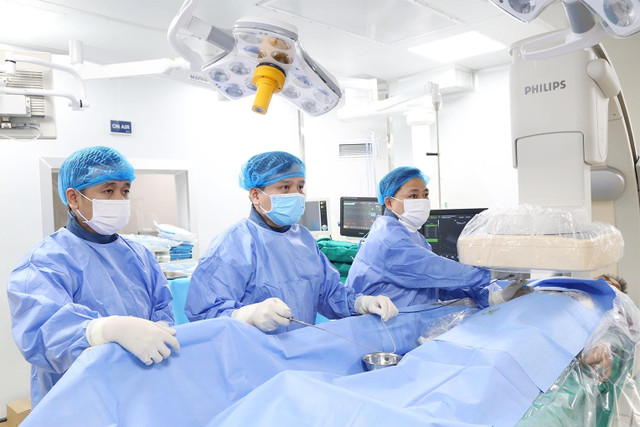 TS.BS. Trần Quang Lục và ê-kíp thực hiện lấy mẫu sinh thiết trong lòng đường mật để thực hiện xét nghiệm bản chất khối u gây tắc mật - Ảnh BVCC sinh-thiet-3.jpg
