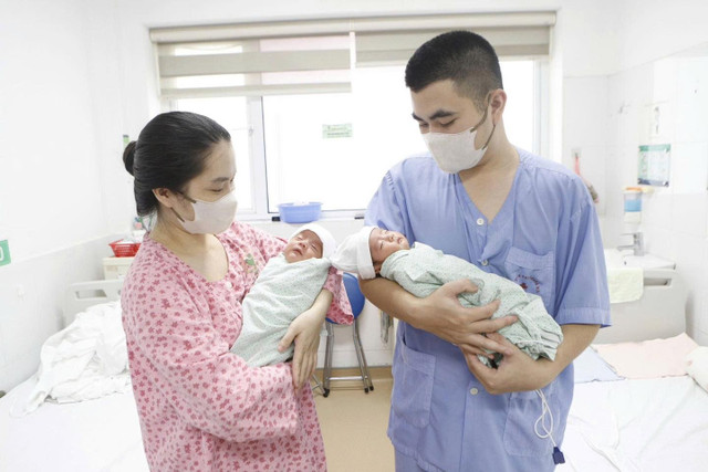 Hạnh phúc của cha mẹ khi được ôm hai con vào lòng - Ảnh BVCC 5-nam.jpg