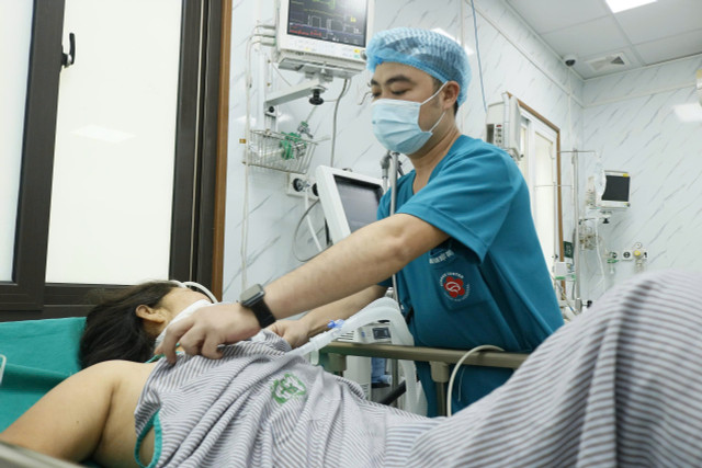 Chăm sóc, điều trị cho bệnh nhân tại Trung tâm Đột quỵ, Bệnh viện Bạch Mai - Ảnh BVCC nang-nong-dot-quy.jpg