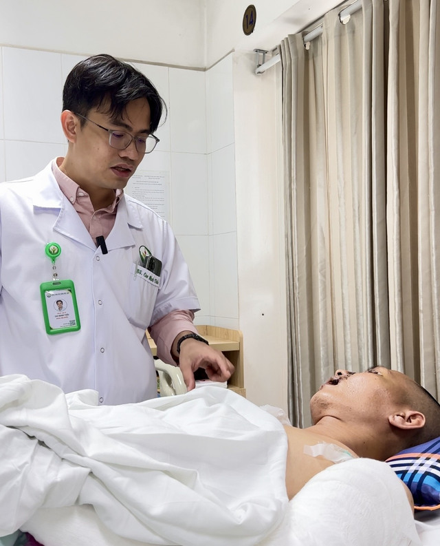 TS.BS Cao Mạnh Thấu, Khoa Ung bướu và Xạ trị và người bệnh sau ca phẫu thuật cấp cứu thành công - Ảnh BVCC vo-gan-1.jpg