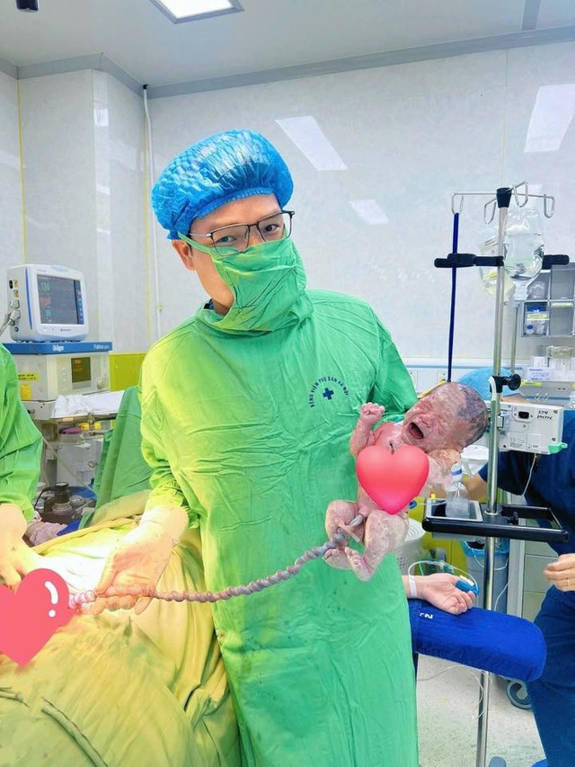 Bé gái có dây rốn dài thắt nút - Ảnh BVCC day-ron-nhieu-vong.jpg
