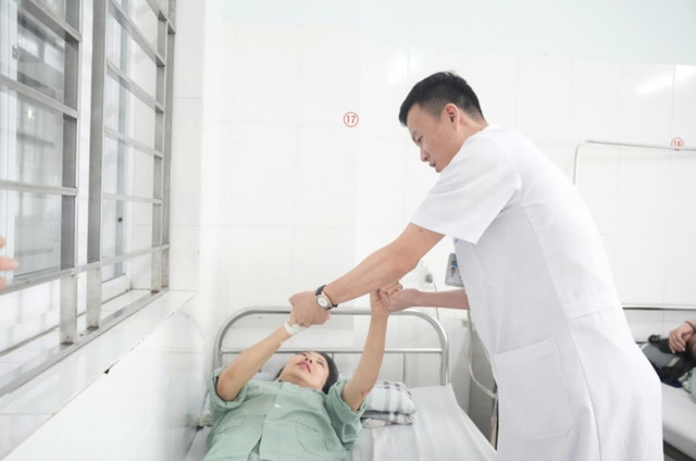 Thạc sĩ, bác sĩ Giáp Hùng Mạnh khám lại cho bà Liên trước khi xuất viện. hep-manh-canh-3.jpg