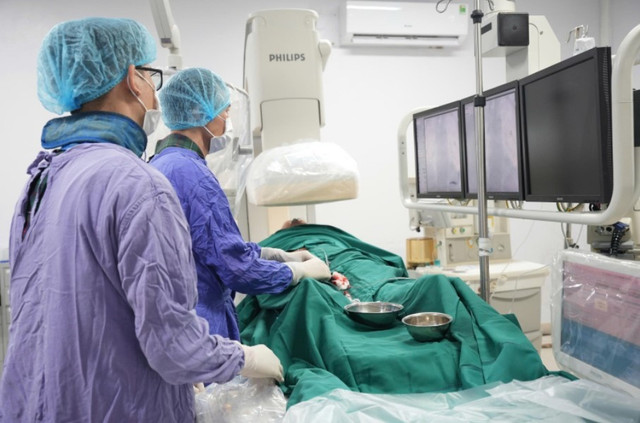 Thạc sĩ, bác sĩ Giáp Hùng Mạnh cùng ê kíp can thiệp đã tiến hành nong động mạch cảnh trong bên trái bị hẹp và đặt stent cho bệnh nhân - Ảnh BVCC hep-manh-canh.jpg