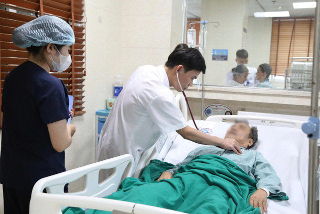 BSCKI Lưu Văn Thìn thăm khám cho người bệnh - Ảnh BVCC dot-quy-4-1536x1024.jpg