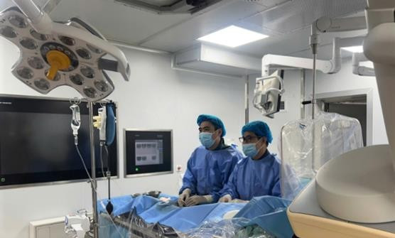 BSCKI Nguyễn Anh Minh cùng ekip thực hiện can thiệp lấy huyết khối - Ảnh BVCC dot-quy-2.jpg