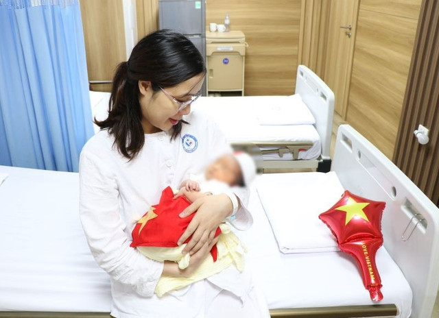 Khoảng khắc hạnh phúc của mẹ con sản phụ - Ảnh BVCC be-gai-tru-dong-3.jpg