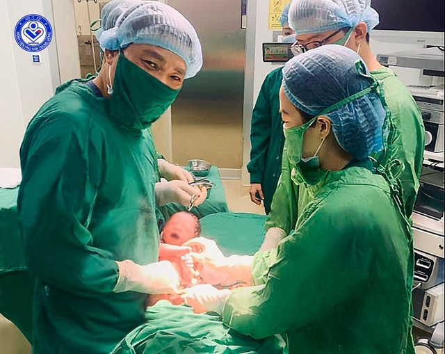 Ca phẫu thuật đón bé gái chào đời - Ảnh BVCC be-gai-tru-dong-1.jpg
