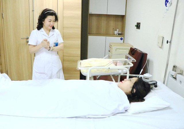 Bác sĩ thăm khám cho sản phụ sau sinh - Ảnh BVCC be-gai-tru-dong-2.jpg
