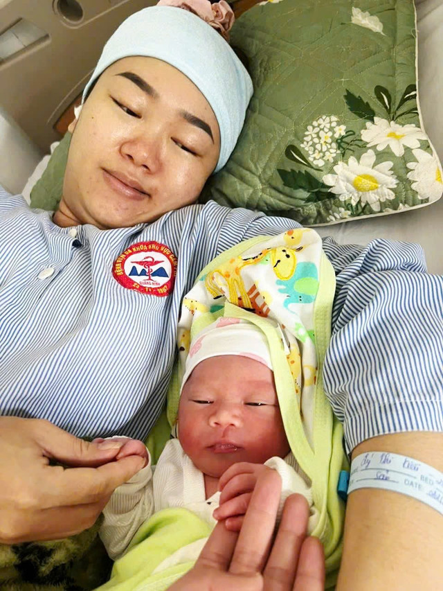 Nhờ cảnh sát giao thông đưa đi bệnh viện kịp thời, sản phụ đã sinh mẹ tròn, con vuông - Ảnh BVCC ma-con-5213.jpg