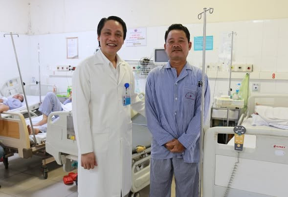 Bác sĩ thăm khám và tư vấn cho bệnh nhân. trung-quoc.jpg