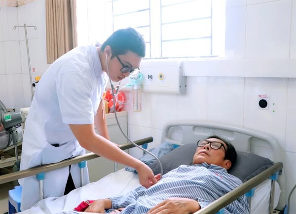 Thăm khám cho bệnh nhân sốc phản vệ do tự ý dùng thuốc - Ảnh BVCC soc-phan-ve-1.jpg