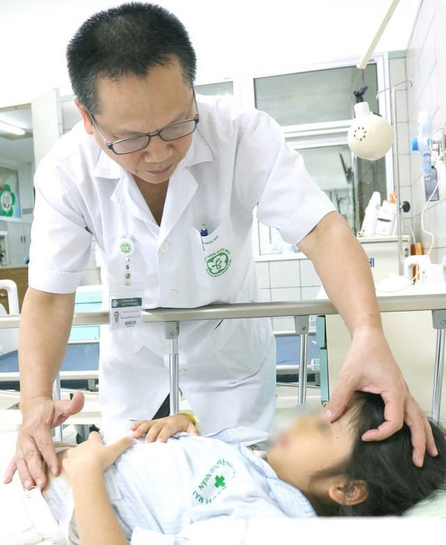 Thăm khám cho bệnh nhi - Ảnh BVCC ca-be-2.jpg