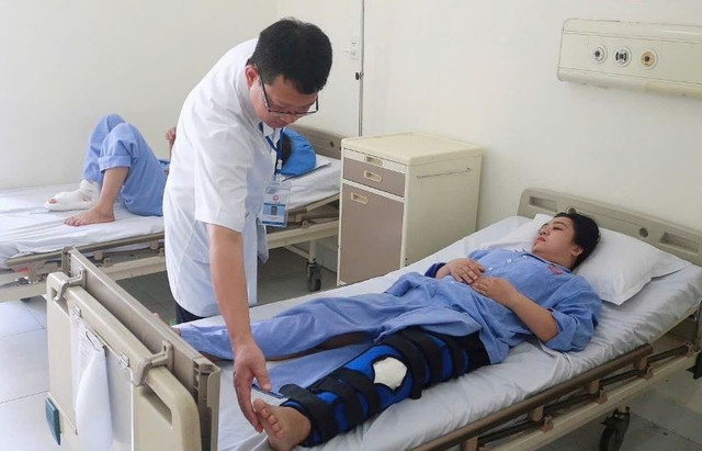 Thăm khám cho bệnh nhân sau phẫu thuật - Ảnh BVCC xuong-chay-2.jpg
