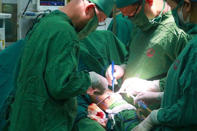Ca phẫu thuật cho bệnh nhân - Ảnh BVCC xuong-chay-1.jpg