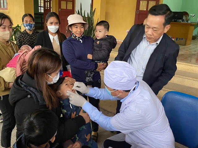 TS.BS Nguyễn Hồng Trường, Phó Viện trưởng Viện Dinh dưỡng quốc gia cho trẻ uống bổ sung Vitamin A tại Trạm y tế xã Nghĩa Phương, Lục Nam, Bắc Giang - Ảnh Thúy Nga z4931880434033-bf663d39f0d0f0aab34da2d8d7c13a6e-4391-164.jpg