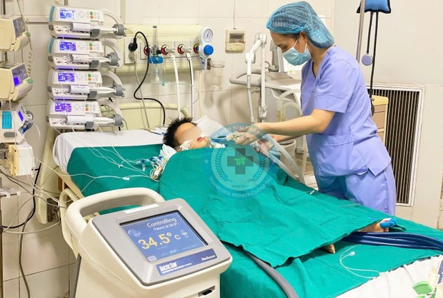 Dù được điều trị tích cực, tiên lượng của trẻ vẫn rất xấu - Ảnh BVCC duoi-nuoc-1-9849.jpg